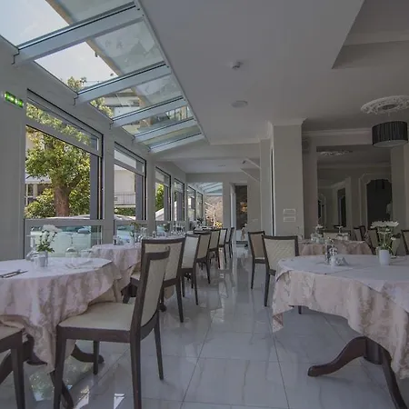 Flora Hotel 3*