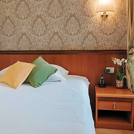 Flora Hotel 3*