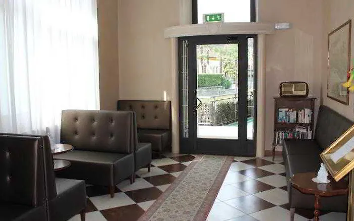 Flora فندق ستريزا