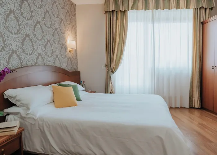 מלון Flora סטרסה